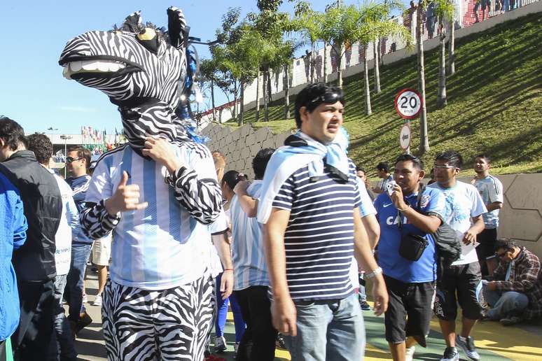 O argentino Mario Testi (à direita) veio acompanhar sua seleção acompanhado do filho, Jonas, que se vestiu de zebra para fazer a festa na Arena Corinthians