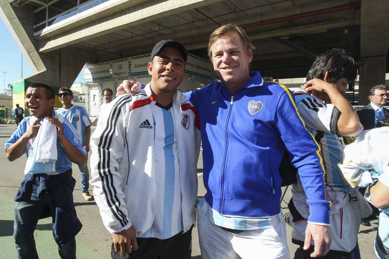 Javier Carrizo, torcedor do River Plate, e Raúl Magliotti, do Boca Juniors, se abraçam antes da partida contra a Suíça