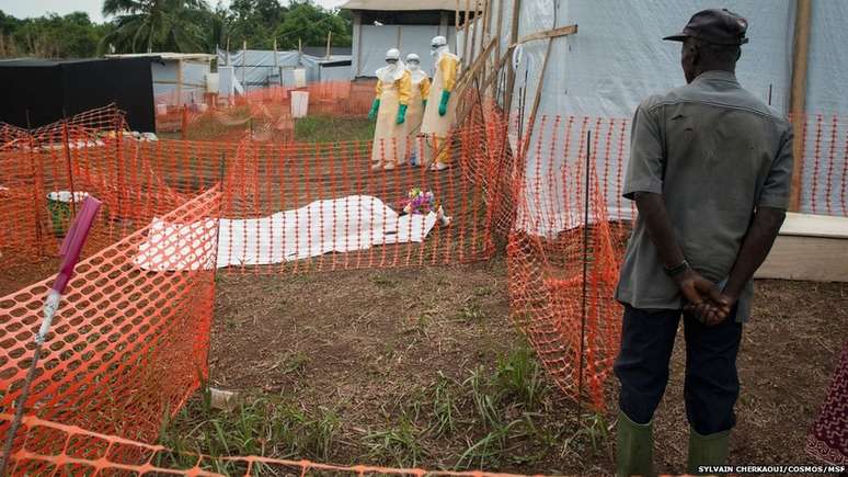 A Organização Mundial da Saúde (OMS) disse que "medidas drásticas" devem ser tomadas para conter o surto de ebola na África Ocidental, que já matou cerca de 400 pessoas. É o maior surto em números de casos, número de mortes e em distribuição geográfica. Na foto, uma equipe está próxima ao corpo de uma vítima