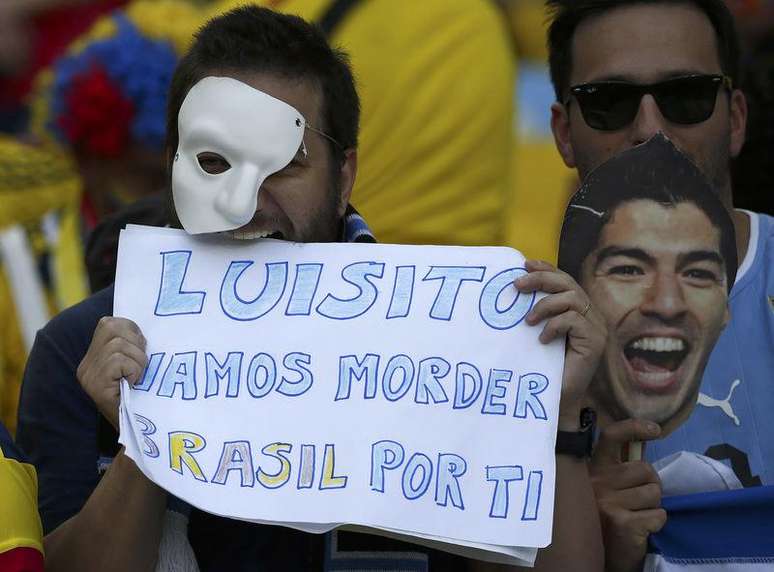 Torcedores do Uruguai com cartaz de apoio a Luis Suárez, no Estádio do Maracanã, Rio de Janeiro. 28/6/2014