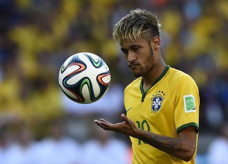 Neymar aguarda para cobrar o pênalti na partida contra o Chile no Mineirão, em Belo Horizonte. 28/6/2014.