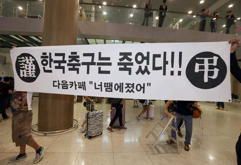 "O futebol coreano está morto", dizia faixa exposta por torcedores em Incheon