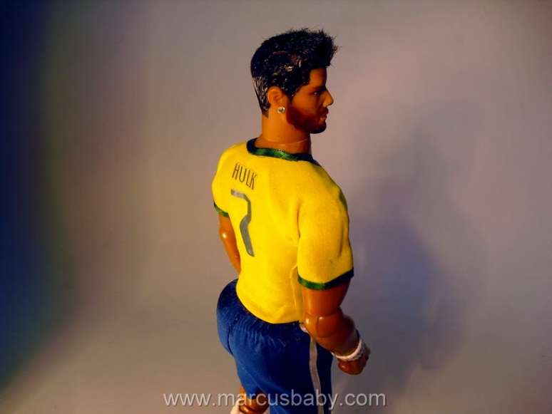 O artista Marcus Baby levou 15 dias para criar um boneco que reproduz a silhueta do jogador Hulk, da seleção brasileira, conhecido por seu bumbum avantajado.