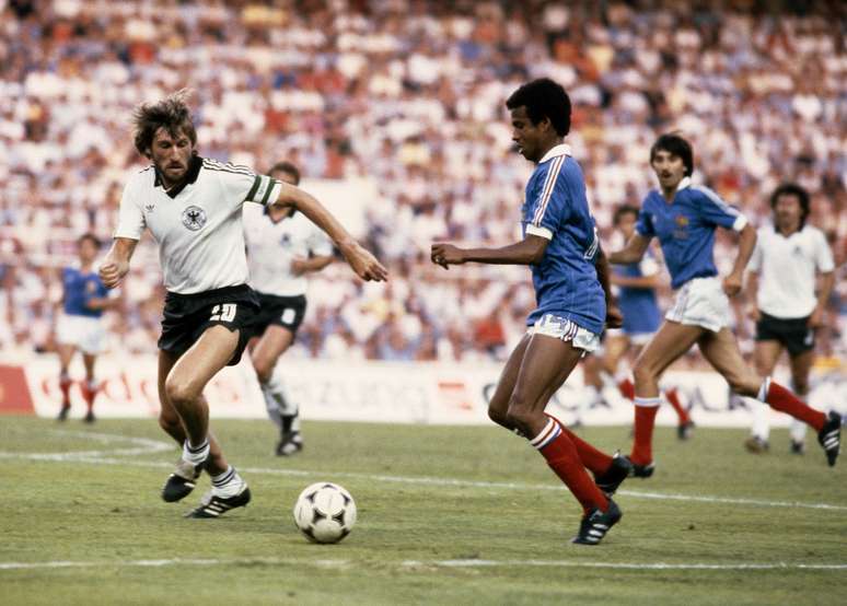 Tigana disputa com o alemão Kaltz na Copa do Mundo de 1982