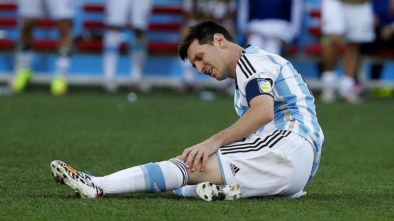 Messi fica no chão e sente a perna em partida contra a Suíça