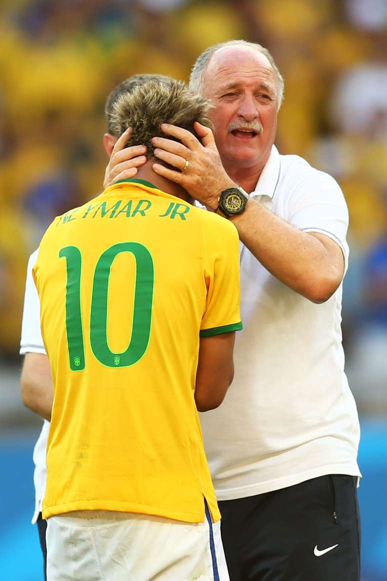 <p>Felipão consola Neymar durante jogo entre Brasil e Chile</p>