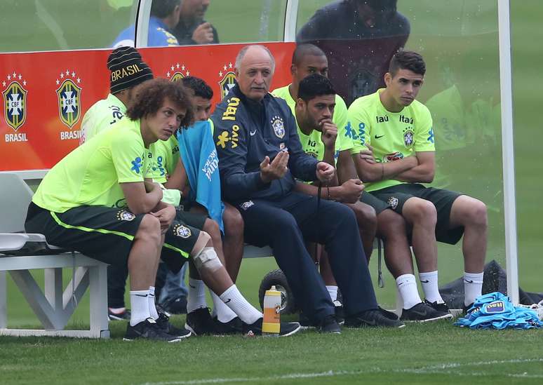<p>Ao lado de David Luiz, Neymar exibe faixa no joelho</p>