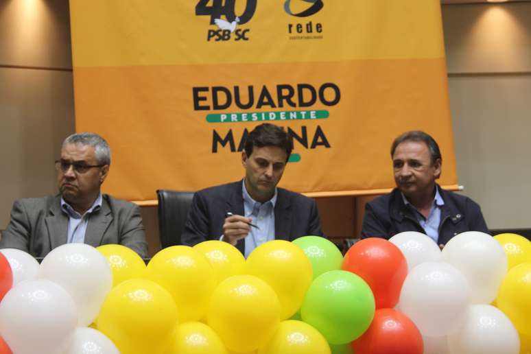 A convenção realizada na noite desta segunda-feira foi marcada por um cenário insólito: o candidato tucano Paulo Bauer, discursando diante de bandeiras e faixas que defendem o candidato do PSB à presidência, Eduardo Campos