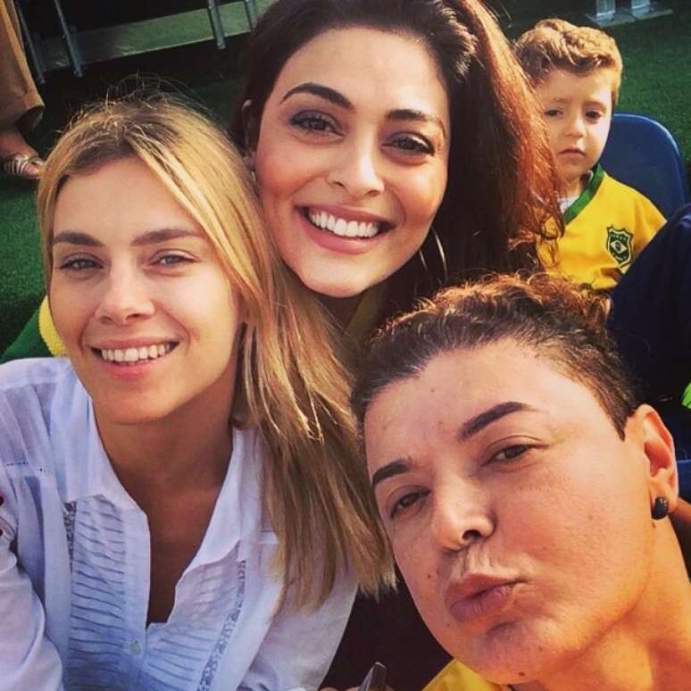 <p>Carolina Dieckmann, Juliana Paes e David Brazil acompanharam o treino da Seleção Brasileira, nesta terça-feira, na Granja Comary, em Teresópolis. A Seleção enfrenta a Colômbia na sexta-feira pelas quartas de final da Copa do Mundo </p>