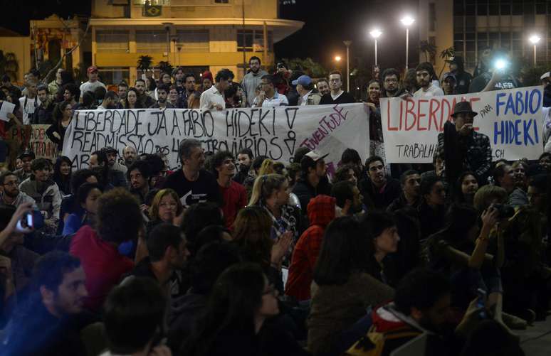 Manifestantes se reuniram na Praça Rossevelt para pedir liberdade de manifestantes detidos; dois advogados acabaram presos