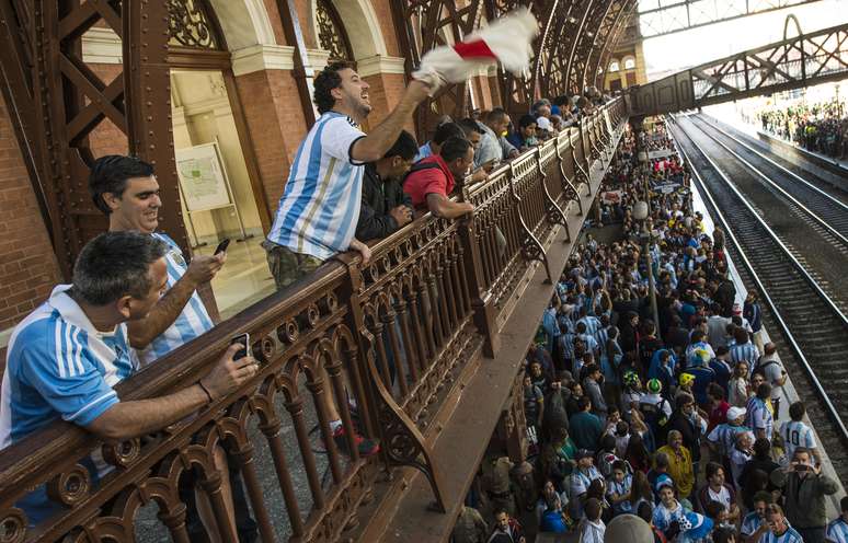 Torcedores de Argentina e Suíça lotaram nesta terça-feira o trem Expresso da Copa no trajeto da estação da Luz até Corinthians-Itaquera, em São Paulo. As seleções jogam pelas oitavas de final da Copa do Mundo