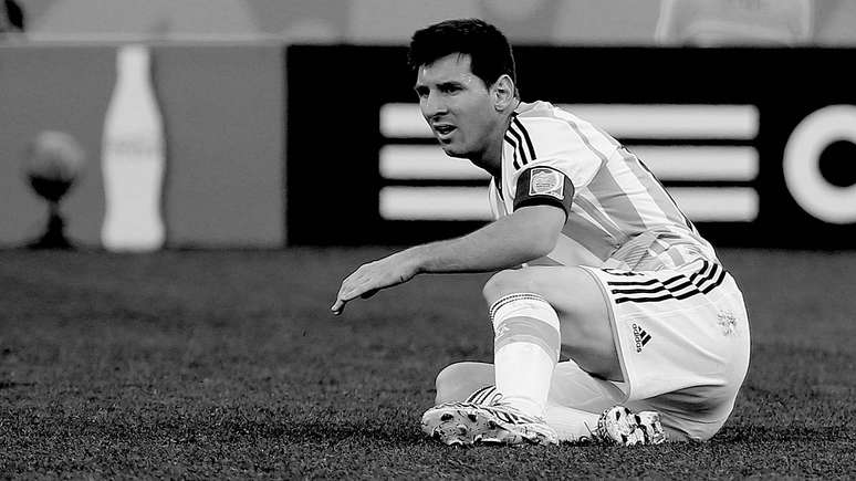 <p>Em dia de pouca inspira&ccedil;&atilde;o e futebol pobre, a Argentina viveu uma classifica&ccedil;&atilde;o dram&aacute;tica contra a Su&iacute;&ccedil;a, na Arena Corinthians, em S&atilde;o Paulo. Foi s&oacute; depois de 117 minutos de sofrimento que um contra-ataque puxado por Lionel Messi terminou com assist&ecirc;ncia para finaliza&ccedil;&atilde;o salvadora de Di Mar&iacute;a e uma vaga nas quartas de final da Copa do Mundo. Veja em detalhes e fotos em preto e branco exclusivas do <strong>Terra </strong>a tarde de tens&atilde;o vivida pela argentina.</p>