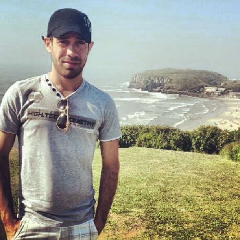 <p class="name">Douglas Rodriguez, sozinho em foto na praia<o:p></o:p></p>