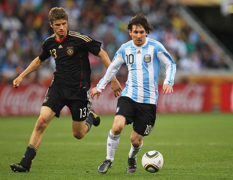 Lionel Messi e Thomas Müller na eliminação argentina há quatro anos na África