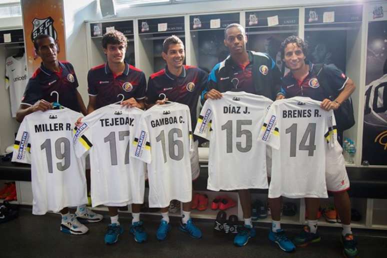 Jogadores da Costa Rica receberam uma homenagem nesta quarta-feira; classificada para as quartas de final da Copa do Mundo de 2014, seleção recebeu uniformes personalizados do Santos FC, que hospeda a equipe em suas dependências durante o torneio