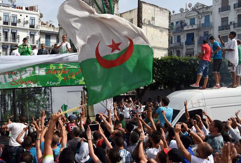 A seleção da Argélia desembarcou nesta quarta-feira em Argel, capital do país, e reencontraram os muitos torcedores que foram às ruas para receber a equipe. A Argélia foi eliminada pela Alemanha nas oitavas de final da Copa do Mundo após derrota por 2 a 1 na prorrogação