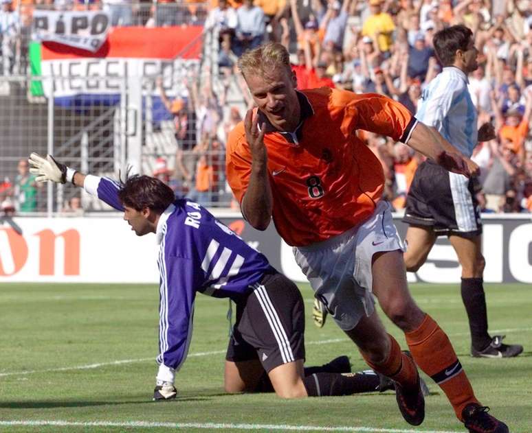 Bergkamp celebra sobre Roa: Argentina de volta para casa em 1998