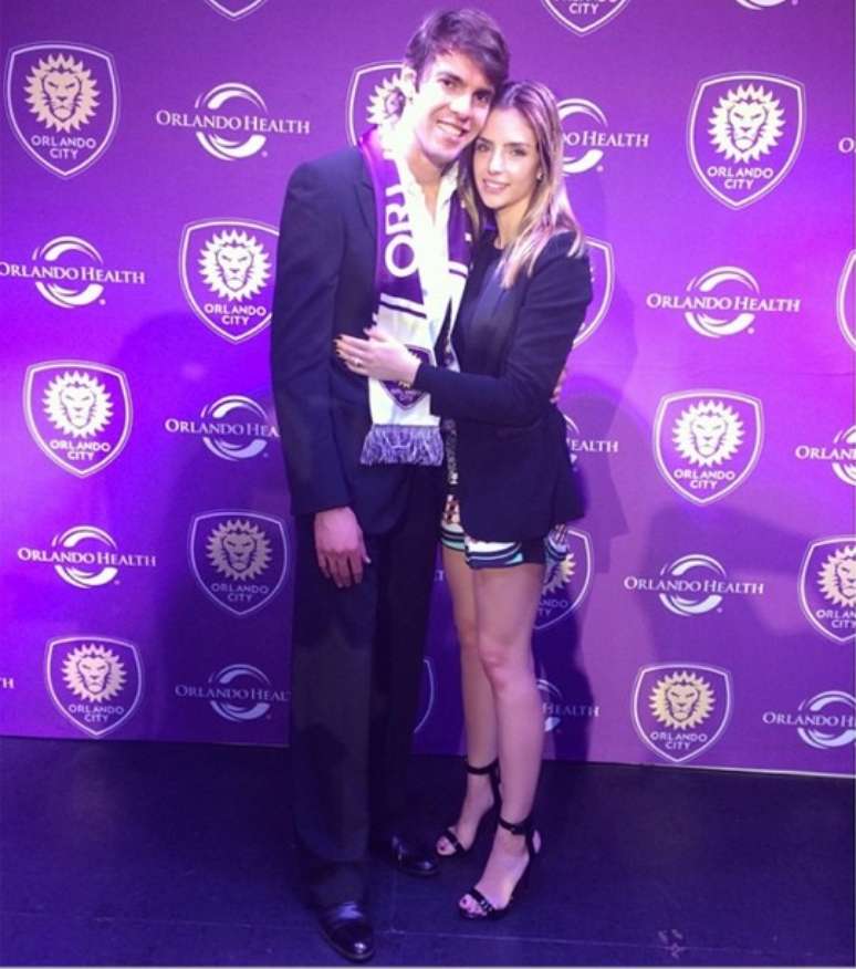 <p>Carol Celico acompanhou Kaká em cerimônia de apresentação</p>