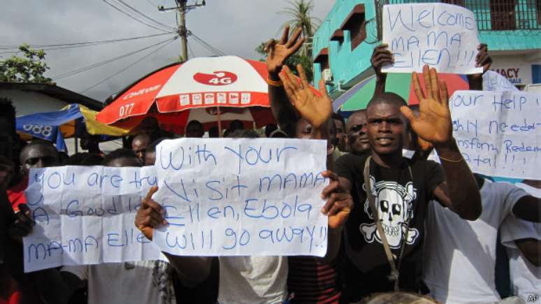 Pessoas protestam durante visita da presidente da Libéria, Ellen Johnson Sirleaf, a um hospital