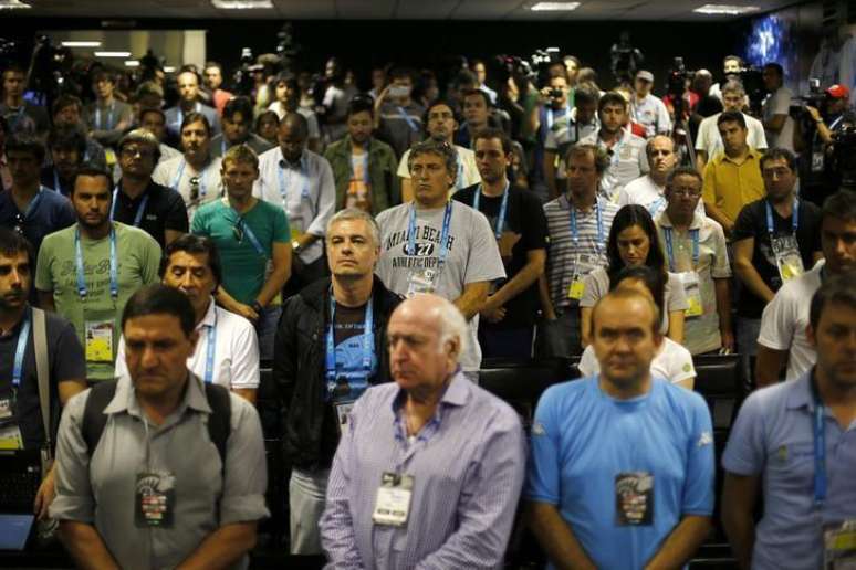 Membros da imprensa fazem um minuto de sil&ecirc;ncio em mem&oacute;ria a Mar&iacute;a Soledad Fern&aacute;ndez, em Belo Horizonte. 2/7/2014