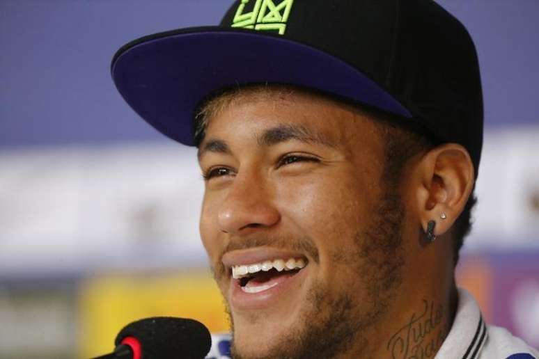 <p>Neymar sorri durante entrevista nesta quarta-feira; pressão tirada de letra</p>
