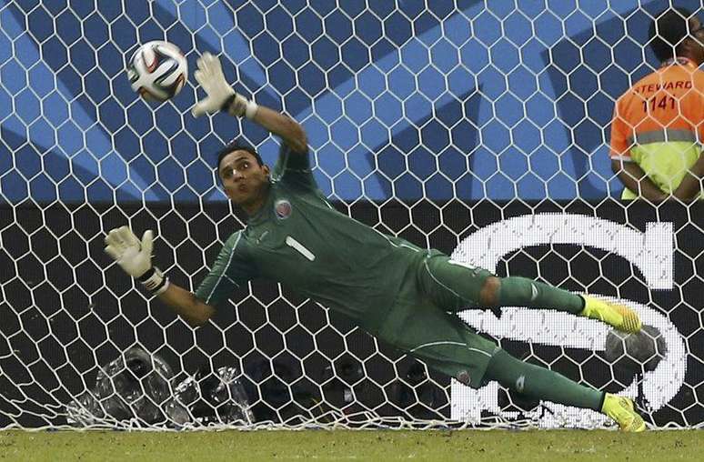 Goleiro Keylor Navas, da Costa Rica, defende cobrança de pênalti de Theofanis Gekas, da Grécia, em Recife. 29/06/2014.