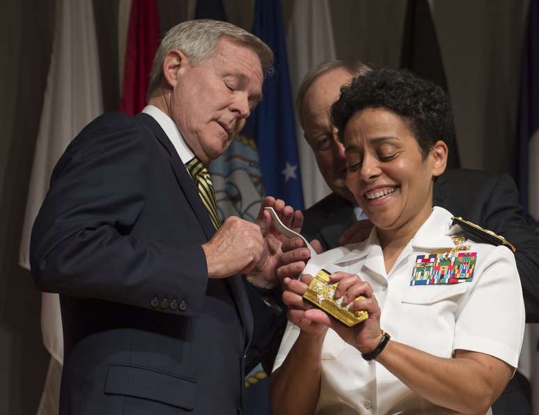 Michelle Howard recebe a quarta estrela de oficial-general do secretário da Marinha, Ray Mabus