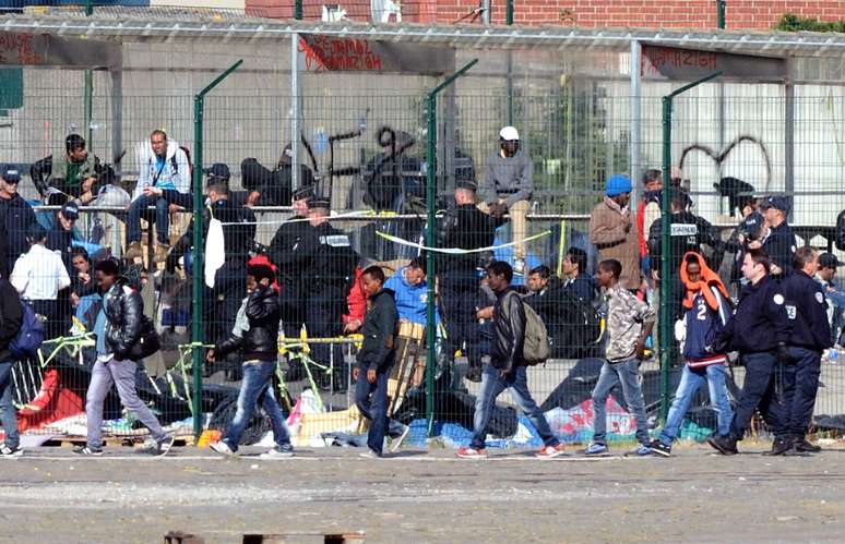 <p>Policiais franceses expulsam&nbsp;imigrantes ilegais de seu acampamento em Calais, no norte da Fran&ccedil;a, nesta quarta-feira,&nbsp;2 de julho</p>