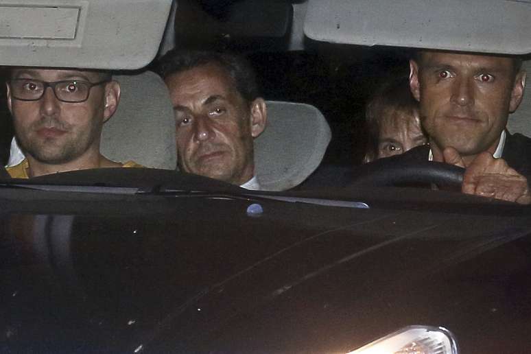 <p>Ex-presidente da Fran&ccedil;a, Nicolas Sarkozy chega com a pol&iacute;cia, de carr,o na unidade de investiga&ccedil;&atilde;o financeira em Paris para ser apresentado a um juiz, na tarde de ter&ccedil;a-feira, 1 de julho</p>