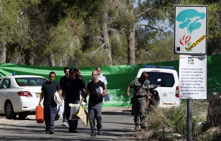 <p>Investigadores levam pistas do local onde o corpo de um adolescente foi encontrado em Jerusalém, nesta quarta-feira, 2 de julho</p>