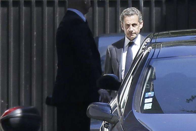 <p>O ex-presidente francês Nicolas Sarkozy deixa sua residência nesta quarta-feira, 2 de julho, em Paris</p>