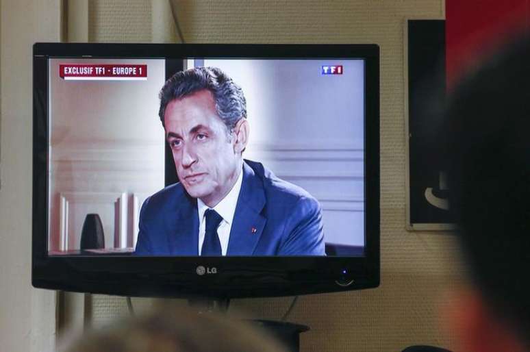 Transmissão da entrevista do ex-presidente francês Nicolas Sarkozy à rede de rádio e televisão TF1, em Lyon, na França, nesta quarta-feira. 02/07/2014 REUTERS.