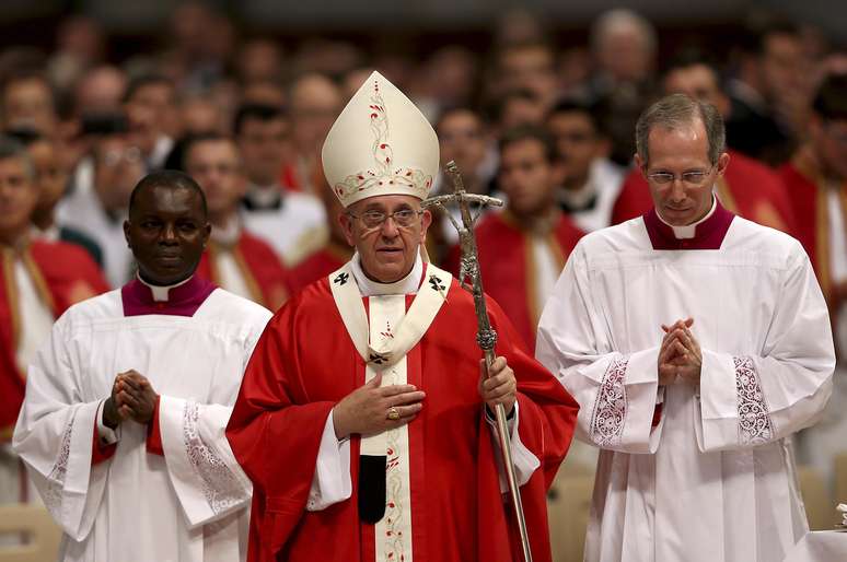 <p>Papa deixa uma missa na Bas&iacute;lica de S&atilde;o Pedro, no Vaticano</p>