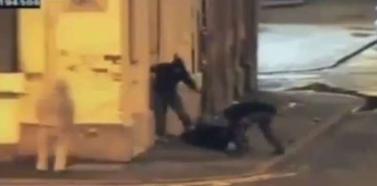 <p>O vídeo mostra Dominic Henry sendo brutalmebnte agredido por três homens no centro de Manchester</p>