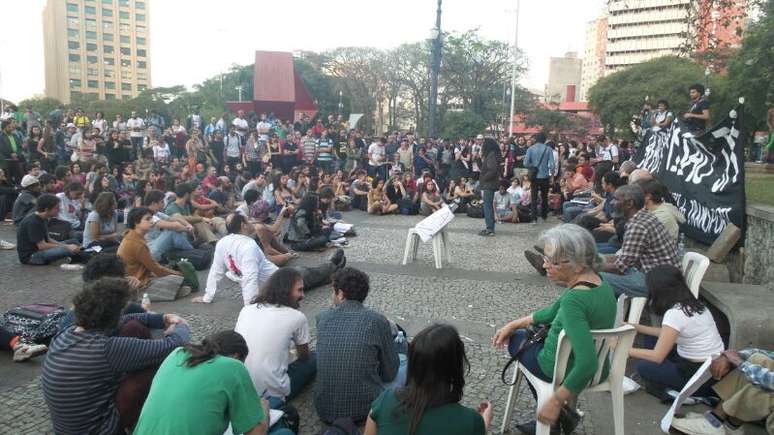 Ato reuniu cerca de 300 pessoas na praça da Sé