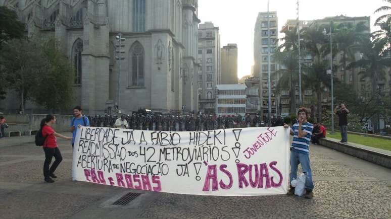 Manifestantes criticar a repressão da polícia, as prisões em manifestações e as demissões de rodoviários e metroviários após a realização das greves em São Paulo