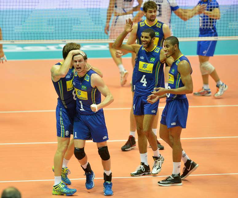 <p>A Seleção Brasileira masculina de vôlei venceu por 3 a 1 a Itália e ficou mais próxima da fase final da Liga Mundial. Na foto, jogadores celebram ponto marcado</p>