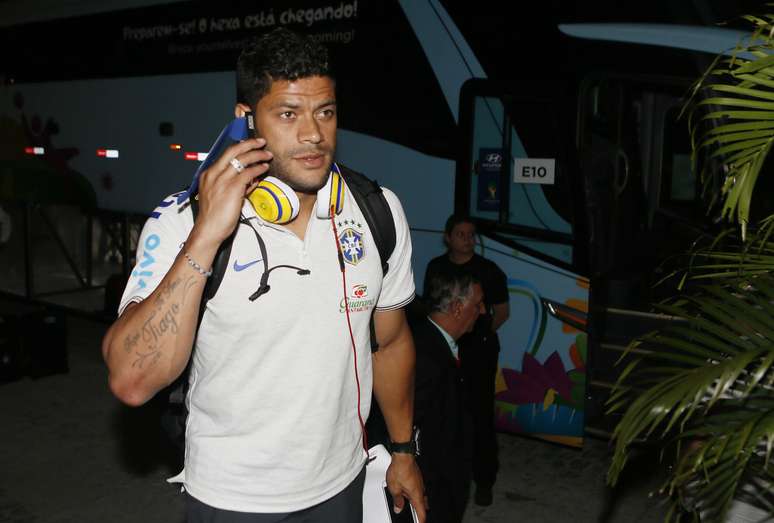 A Seleção Brasileira desembarcou na noite desta quarta-feira em Fortaleza, onde enfrentará na próxima sexta-feira a seleção da Colômbia, pela vaga na semifinal da Copa do Mundo de 2014. Na foto, Hulk