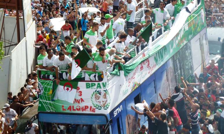 Argélia é recebida com festa após chegar às oitavas de final na Copa