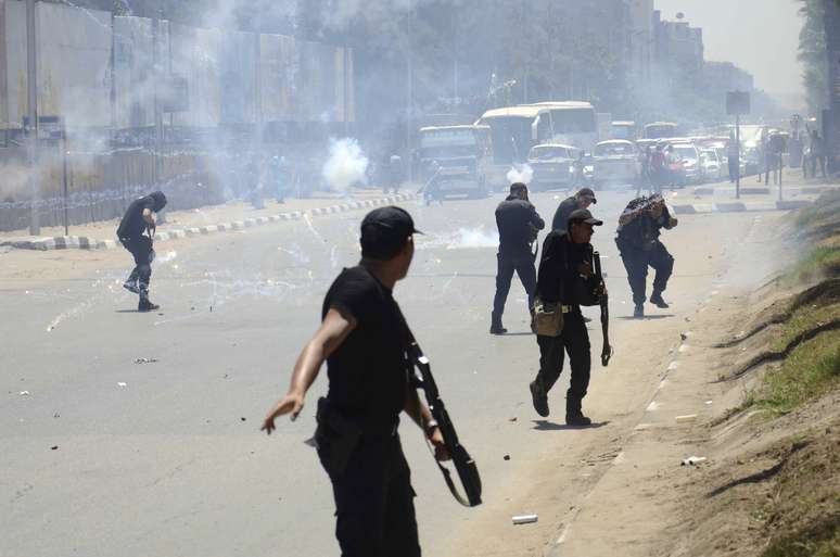 <p>Pol&iacute;cia e manifestantes pr&oacute;-Mursi entram em confronto no Cairo, nesta quinta-feira,&nbsp;3 de julho,&nbsp;no anivers&aacute;rio do golpe que derrubou o ex-presidente isl&acirc;mico do Egito Mohamed Mursi</p>