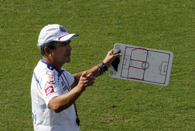 <p>Técnico da Costa Rica, Jorge Luis Pinto, conduz treino da seleção, em Santos</p>