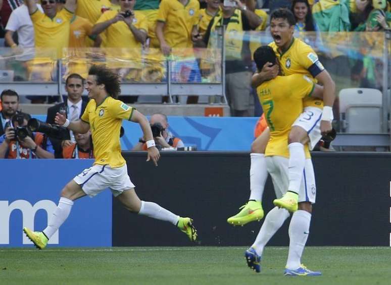 <p>Thiago Silva (dir.) comemora vitória do Brasil sobre Chile nos pênaltis.</p>