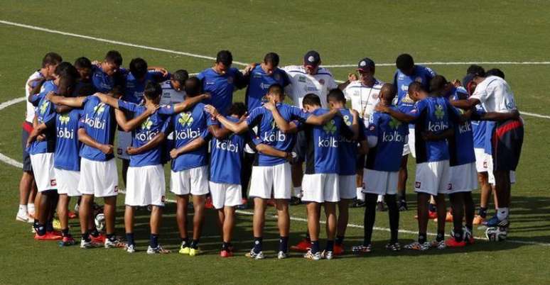 Jogadores da Costa Rica se concentram no início do treinamento em Santos. 17/06/2014.