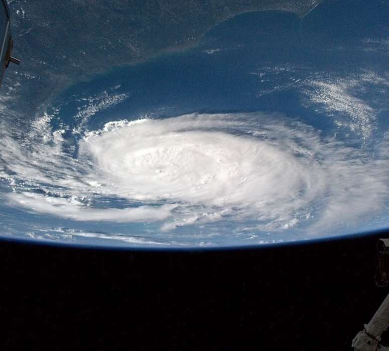 <p>O furacão ameaça atrapalhar parte dos planos para o feriado de 4 de julho, dia da Independência dos Estados Unidos, na costa leste do país</p>