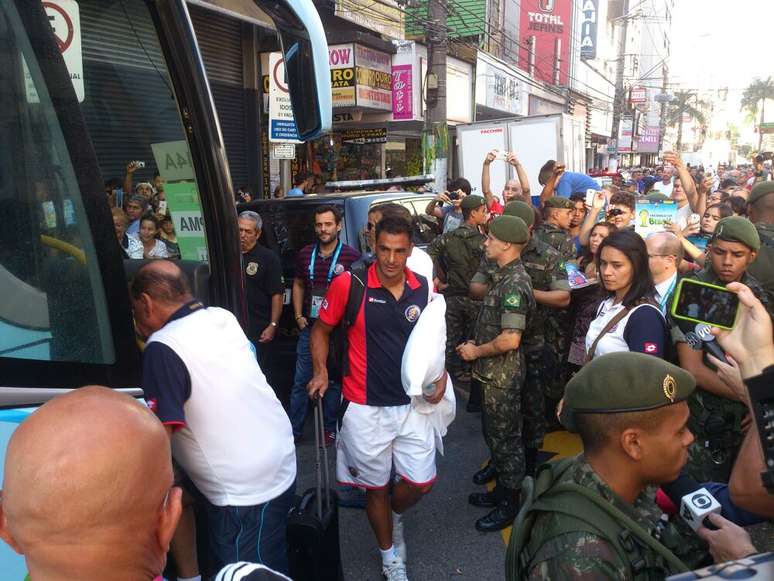 Cercados por fãs, costarriquenhos viajaram para Salvador