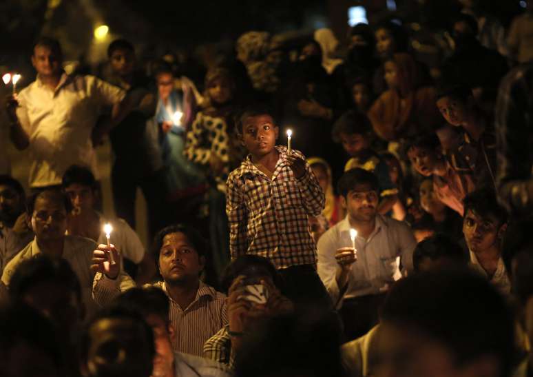 <p>Muçulmanos xiitas participam de um protesto à luz de velas, contra o conflito no Iraque</p>