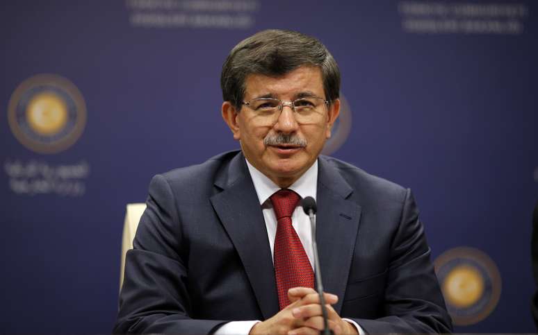 <p>Ministro das Rela&ccedil;&otilde;es Exteriores da Turquia, Ahmet Davutoglu fala com a aimprensa&nbsp;em Ancara, em 3 de julho</p>