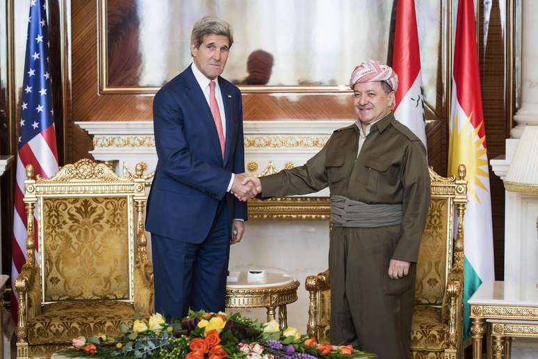 <p>Presidente do governo regional do Curdist&atilde;o, Massoud Barzani cumprimenta o secret&aacute;rio de Estado John Kerry em um encontro no pal&aacute;cio presidencial em abril deste ano</p>