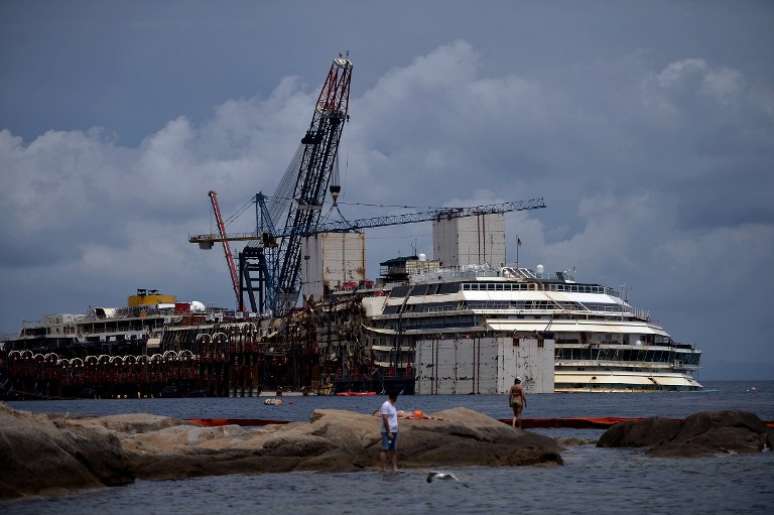 <p>&Uacute;ltimo dos 30 dispositivos estabilizadores foi fixado ao navio nesta quinta-feira e agora os t&eacute;cnicos ir&atilde;o come&ccedil;ar a testar todos os sistemas para a flutua&ccedil;&atilde;o final</p>