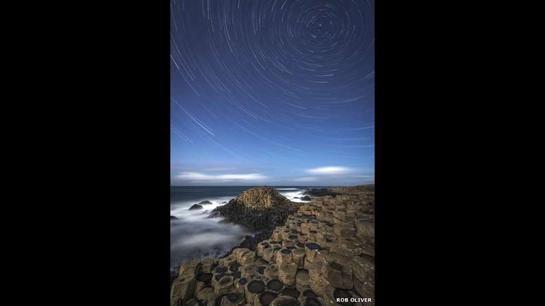 <p>O Observat&oacute;rio Real de Greenwich, em parceria com a revista Sky at Night, da BBC, divulgou as imagens finalistas de um concurso de fotos de astronomia. Nesta foto, a forma&ccedil;&atilde;o rochosa Cal&ccedil;ada do Gigante (do ingl&ecirc;s Giant&#39;s Causeway), na Irlanda do Norte, &eacute; retratada sob um c&eacute;u estrelado</p>